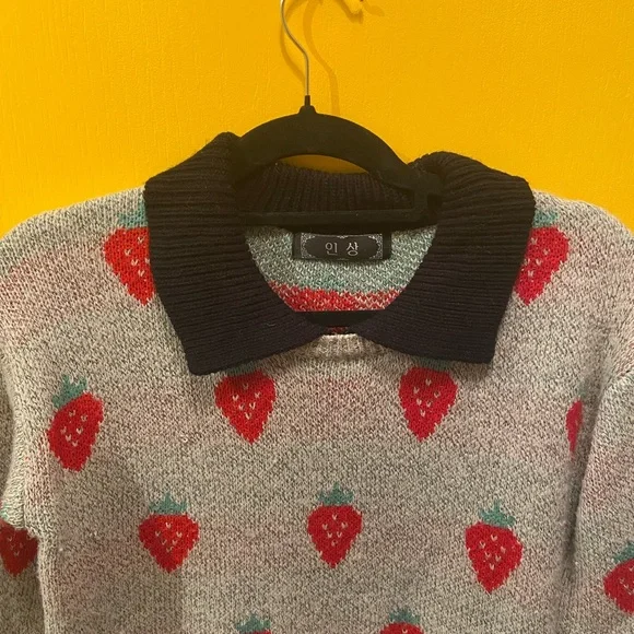 Strawberry Patterned Sweater - Picture 4 of 8